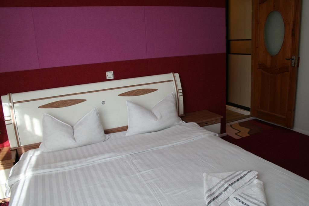 Golden Gobi Hostel & Tours Уланбатар Екстериор снимка