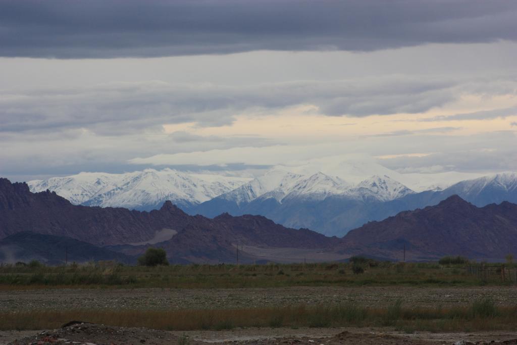 Golden Gobi Hostel & Tours Уланбатар Екстериор снимка